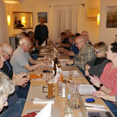 P12-Peter schliesst die Versammlung